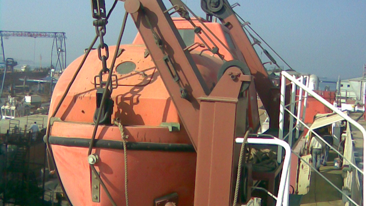 Pivoting Lifeboat Davits