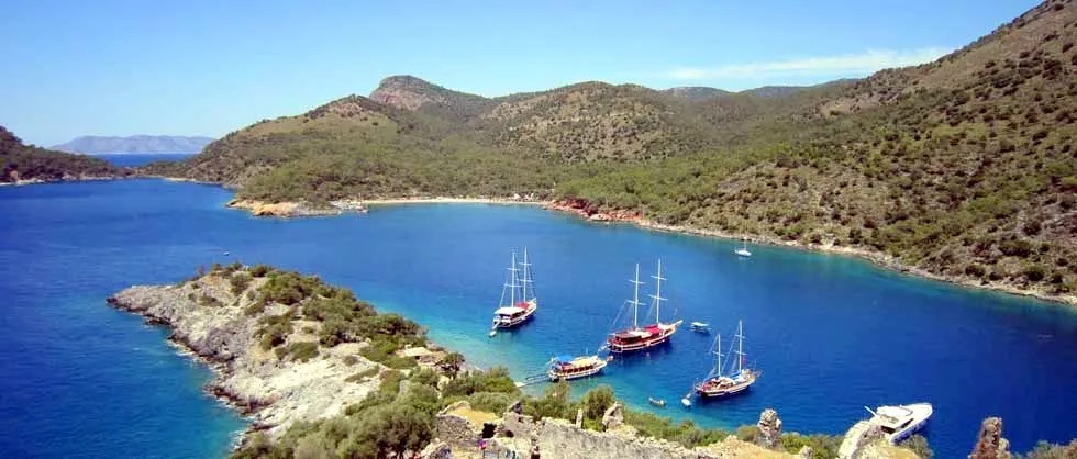 Ölüdeniz Tekne Turu’nda uğranılan Gemile Adası: Noel Baba Efsanesi ve Tarihin İç İçe Geçtiği Ada