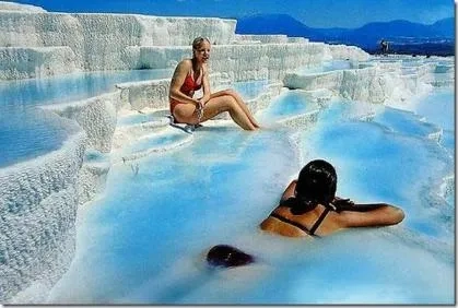 PAMUKKALE TRAVERTENLERİ: Sağlık, Tarih ve Büyüleyici Manzaraların Buluştuğu Eşsiz Miras