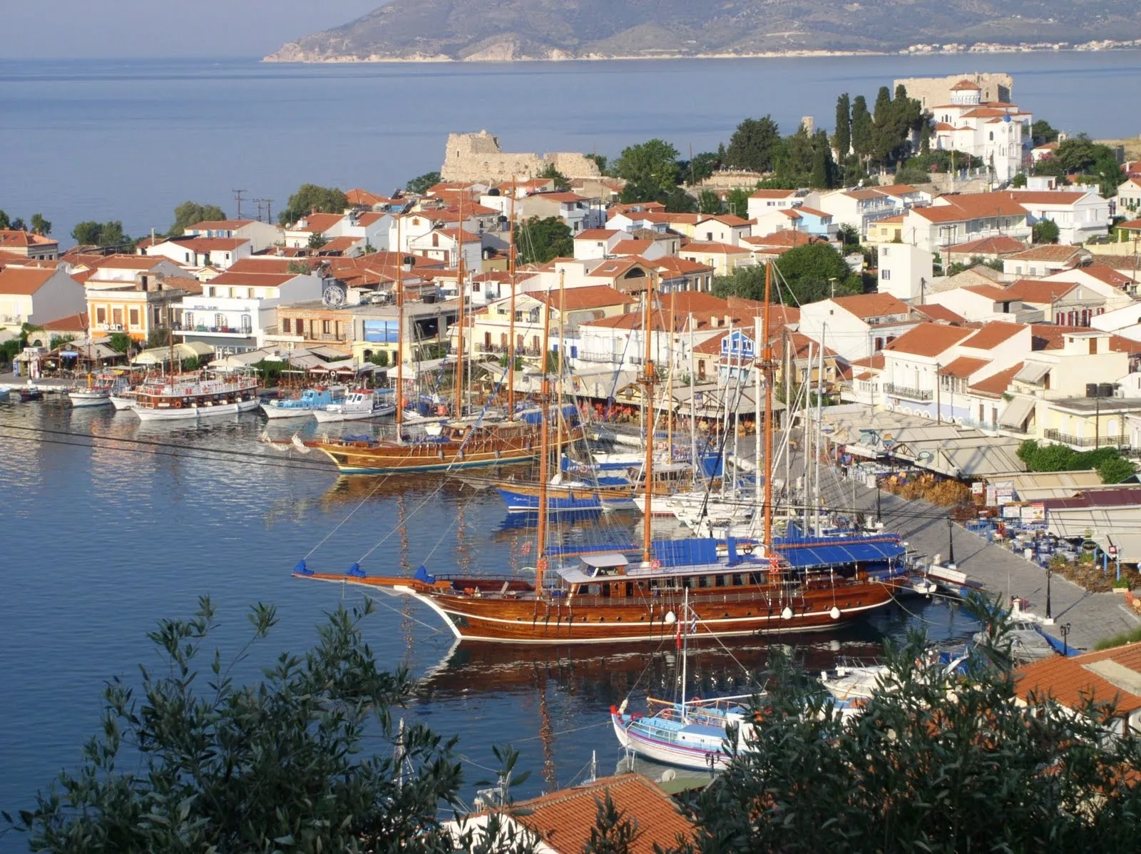 Samos Adası'nın adının tarihi ve mitolojik öyküleri nelerdir ?