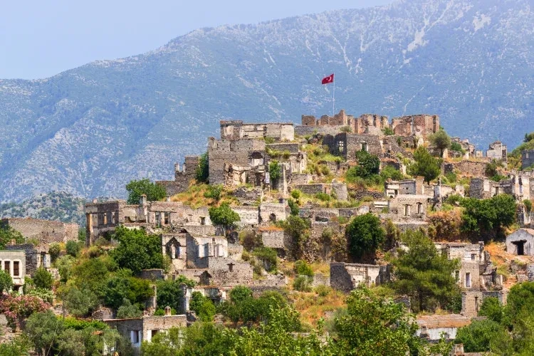 Kayaköy, Fethiye ilçe merkezine yaklaşık 14 km mesafede